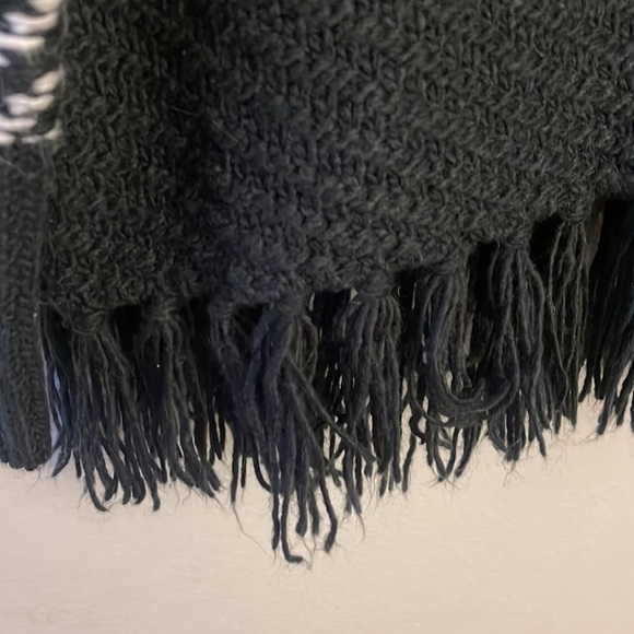 John + Jenn Small Chunky Knit Sweater Black and White Fringe - Picture 9 of 16